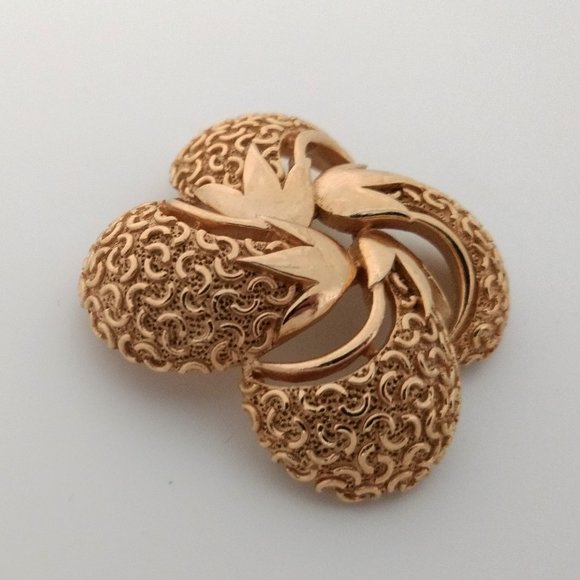 TRIFARI Textured Smooth Gold‎ Tone Small Dome Swirl Brooch Pin - Picture 2 of 7
